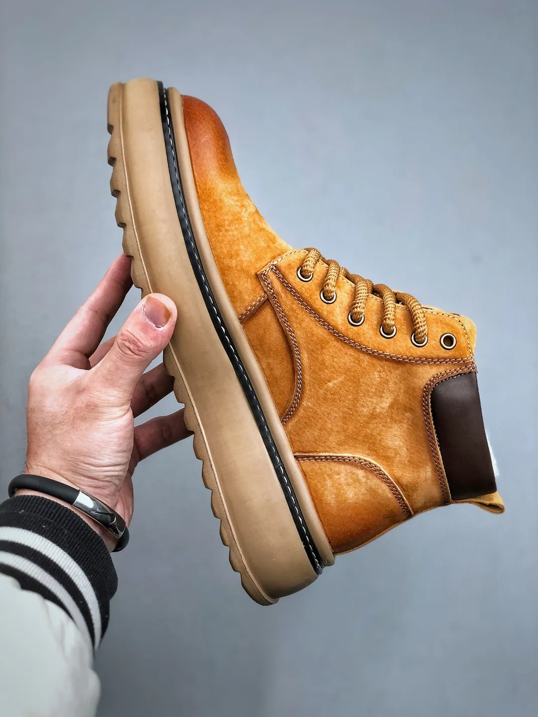 Welfare special offer 💰480 Timberland Timberland new autumn and winter products must-have outdoor casual rhubarb boots series in autumn and winter #Guangdong Dachang quality original box original packaging fashionable and trendy matching The fabric is made of Italian 🇮🇹 top-grade frosted fine-grained cowhide lightweight outsole with anti-odor and anti-corrosion genuine leather latex insoles The outsole and hardware are all made from OEM raw materials Same as the original Goodyear glue process Good products do not kill pigs The quality of the first order is strictly controlled. Exclusively launched on the entire network. The quality is beyond doubt. The whole set is packaged in the same official website to give you a perfect wearing experience. The quality is exquisite and durable. A must-have for sportsmen. Specially designed to handle whether it is handsome or not. High-quality and first-class foot feel. This winter, it is specially used for cold protection and outdoor use. It can be matched casually in daily life. Size: 38-44 (leather shoe size)